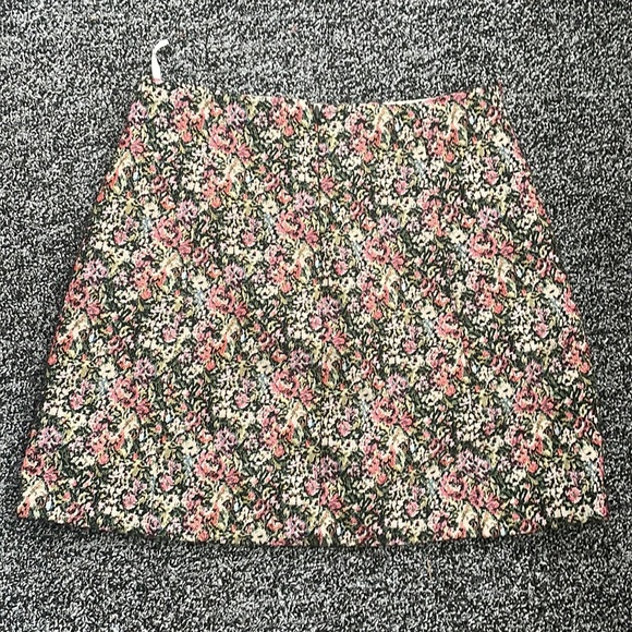 Aritzia Sunday Best Floral mini skirt in 0 - Picture 2 of 4